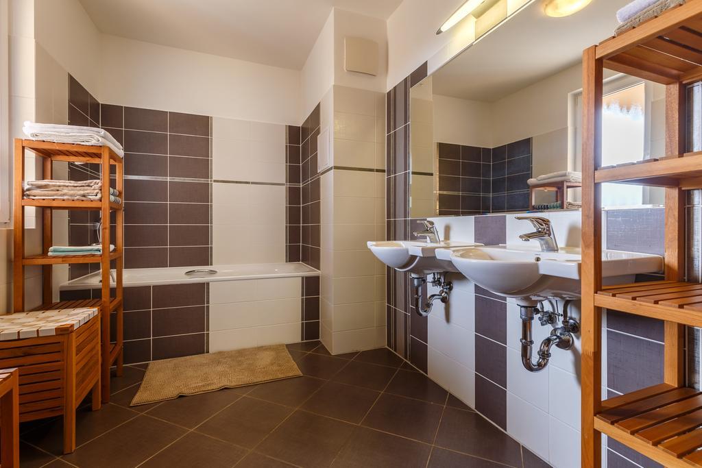 Modern Apartment With 2 Bedrooms Karlovy Vary Bagian luar foto